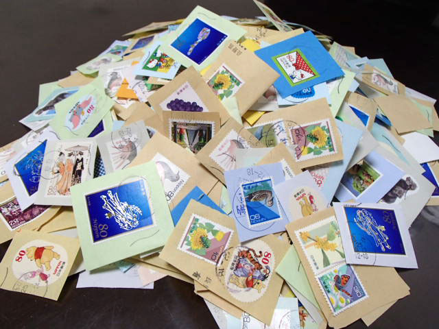 使用済み切手は集めて郵便局に持参し「手紙を書こう！プロジェクト」の事業のために役立てていただきます